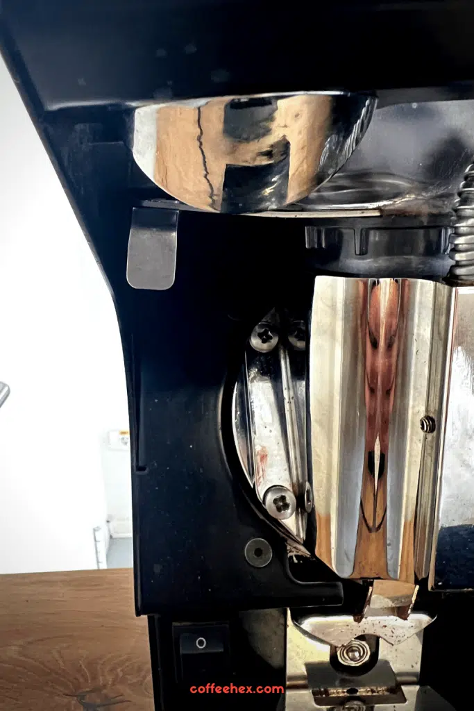Grounds Collection

The just-ground coffee is dispensed into a container or portafilter holder located below the grinding chamber.